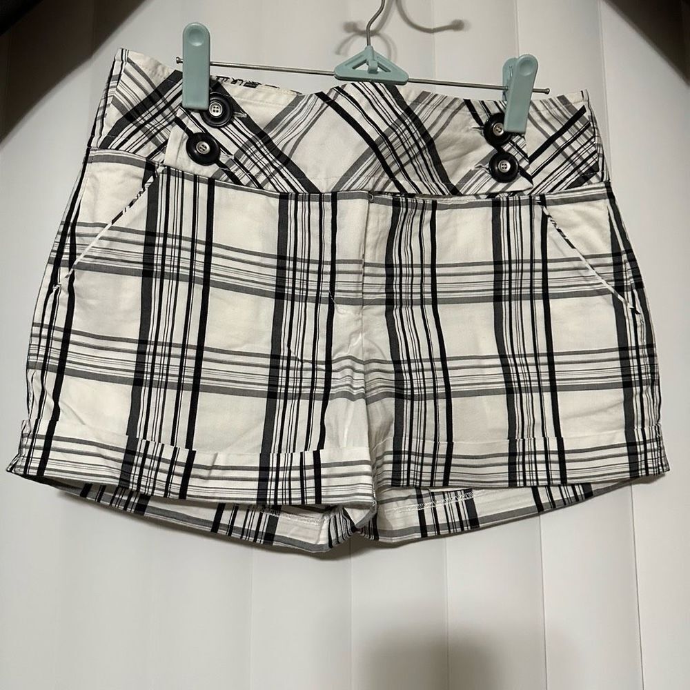 Rampage black/white checkered shorts. Buttons with clasp and zipper opening , cu
